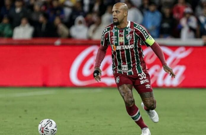 Fluminense perde para Atlético-GO de virada no Brasileirão. Felipe Melo se envolve em confusão após gol da vitória do Dragão